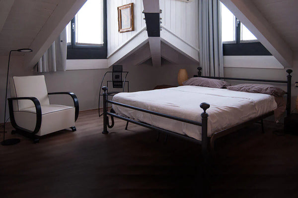 Metallbetten, Federkerne & Co - Darum ist Metall im Schlafzimmer unbedenklich